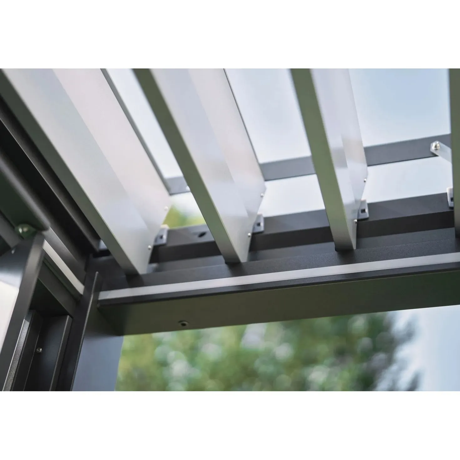 Pergola in metallo Biohort grigio quarzo/bianco 312x367,5x264 cm